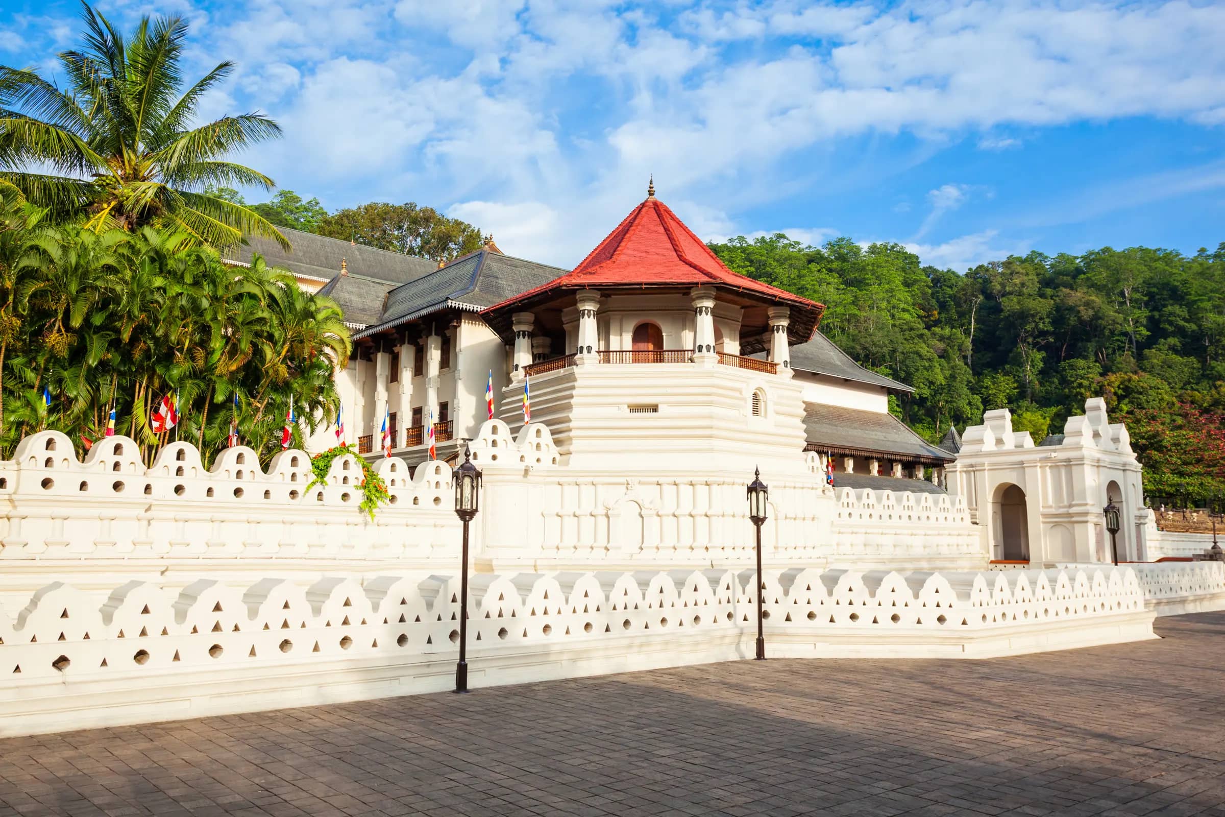 Temple of the Tooth in Kandy (Sri Dalada Maligawa) – a highlight of a Sri Lanka tour