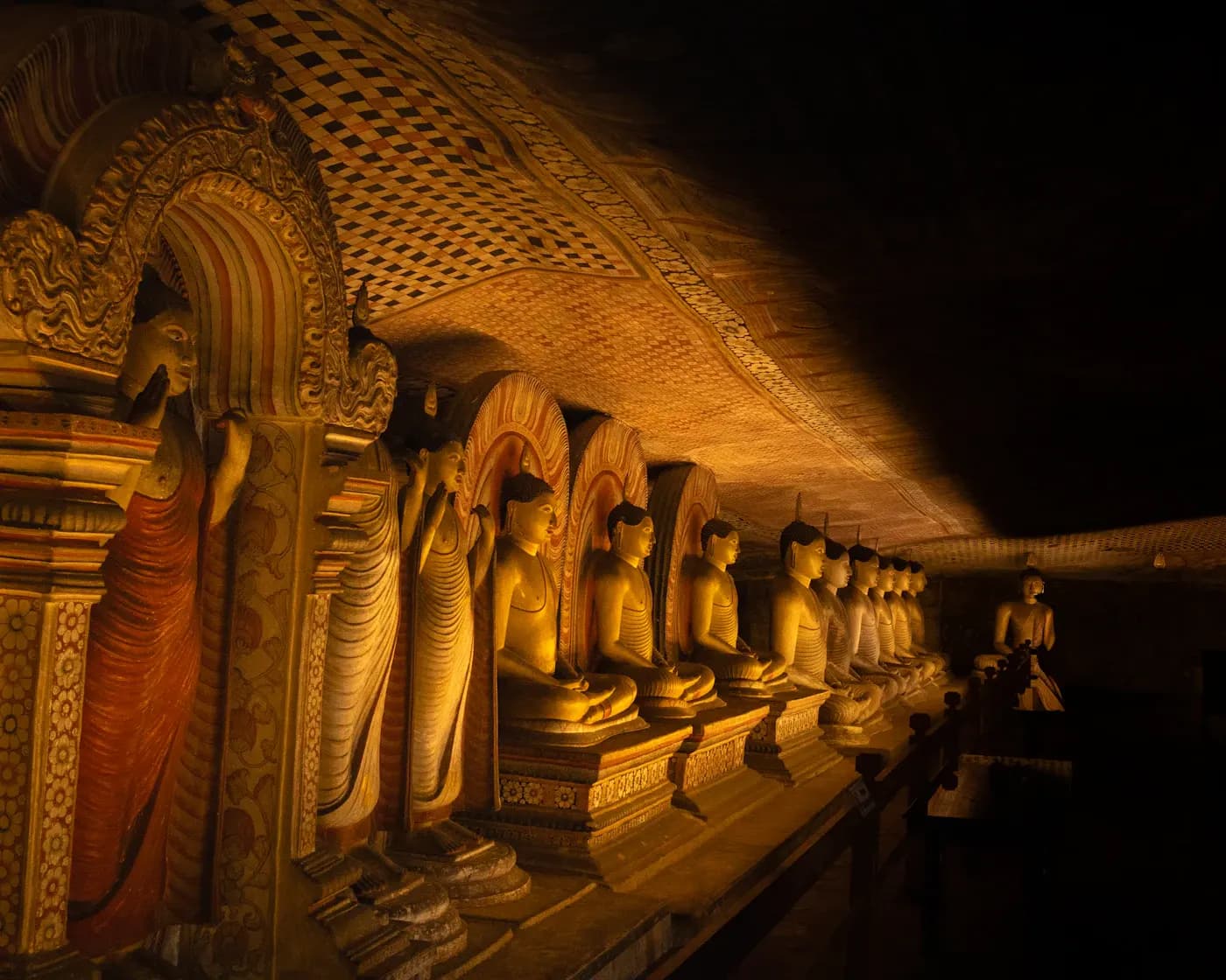 Sri Lanka travel brochure: Island of Contrasts (PDF)